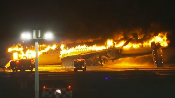Avión incendiado en el aeropuerto de Japón