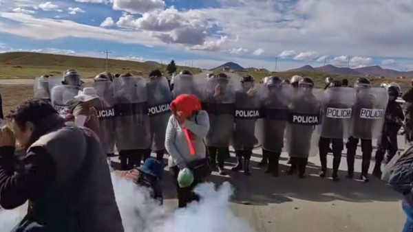 Desbloqueo de la Policía en Oruro. Foto: Captura RKC
