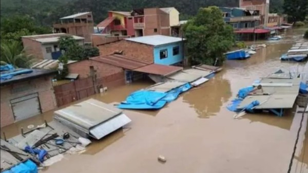 El agua en Tipuani alcanzó los dos metros. Foto: Bolivia TV