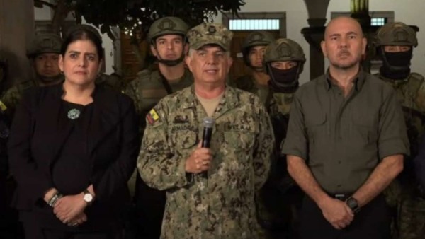 El comandante de las Fuerzas Armadas de Ecuador, el almirante Jaime Vela (centro).