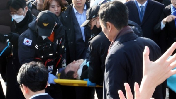El líder de la oposición de Corea del Sur, Lee Jae Myung, es auxiliado tras el ataque.