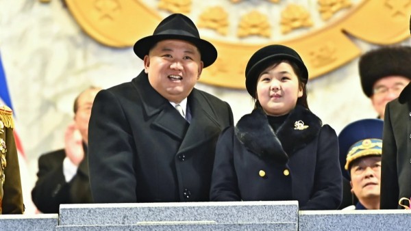 El líder norcoreano, Kim Jong Un junto a su hija, Kim Ju Ae.