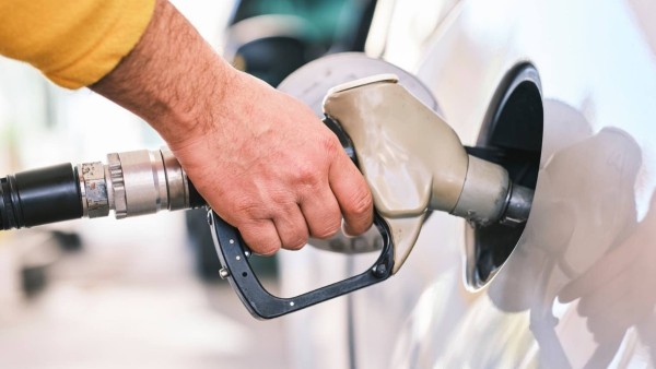 El precio minorista de gasolina regular B90 y del diésel regular pasará de 25 pesos cubanos (0,95 euros) a 132 (5 euros).