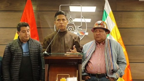 El senador Andrónico Rodríguez junto a otros legisladores. Foto: Captura