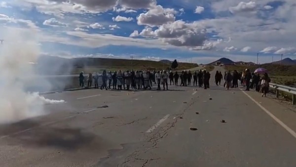 La policía intervino el punto de bloqueo que se instaló en Caracollo, Oruro. Foto: Captura