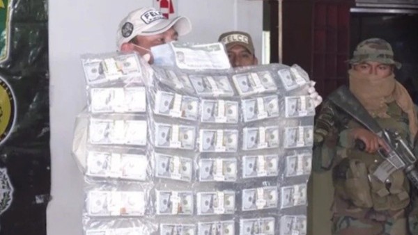 La Policía presenta el millón de dólares robado. Foto: Internet