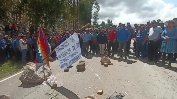 Los manifestantes en un punto de bloqueo. Foto: Captura video de radio Kawsachun Coca