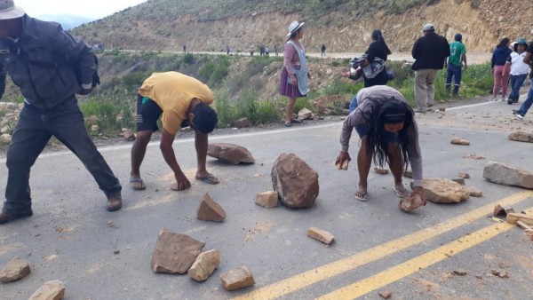 Los pobladores de Arani despejan la carretera. Foto: RRSS