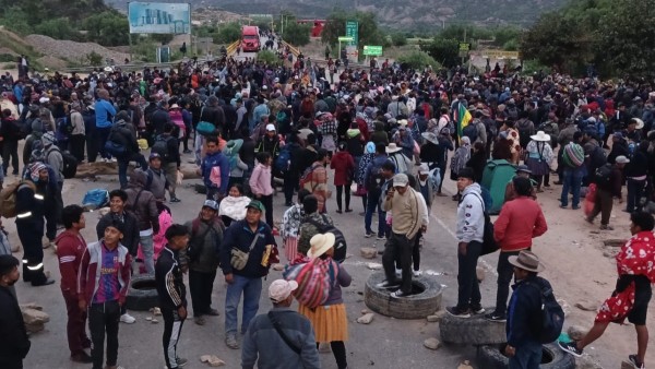 Movilizados en un punto de bloqueo. Foto: Los Tiempos