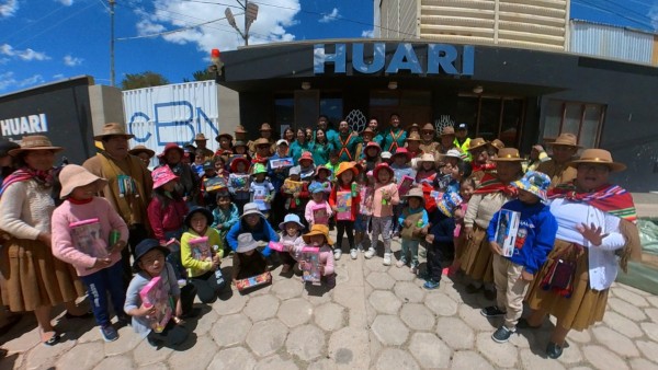 Niños y niñas junto a sus familias en la celebración que ofreció CBN. Foto: La empresa