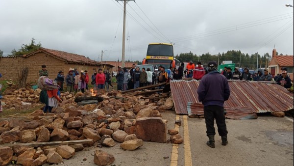 Pobladores reinstalan bloqueo en cruce Vacas la Central Regional Chihualaque, provincia Arani. Foto: RKC