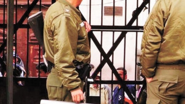 Policías en puertas del penal de San Pedro. Foto archivo.