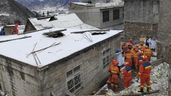 Rescatistas durante labores de ayuda en Xinjiang, China.