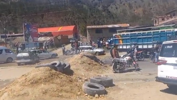 Un punto de bloqueo en Colomi. Foto: Captura de pantalla