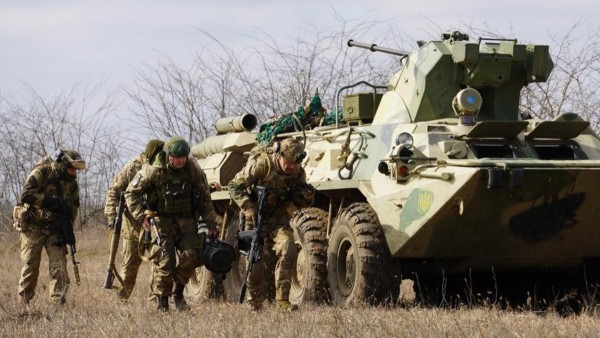 Un tanque junto a soldados ucranianos.