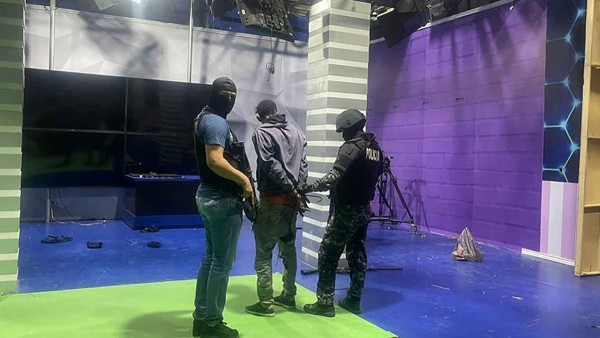 Uno de los atacantes que fue detenido tras irrumpir violentamente los estudios de un canal de televisión en Guayaquil, Ecuador.