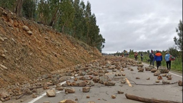 Uno de los puntos de bloqueo en la provincia Tiraque, en Cochabamba. Foto: Correo del Sur
