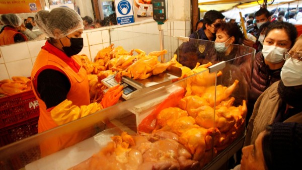 Venta de carne de pollo en La Paz. Foto: ABI