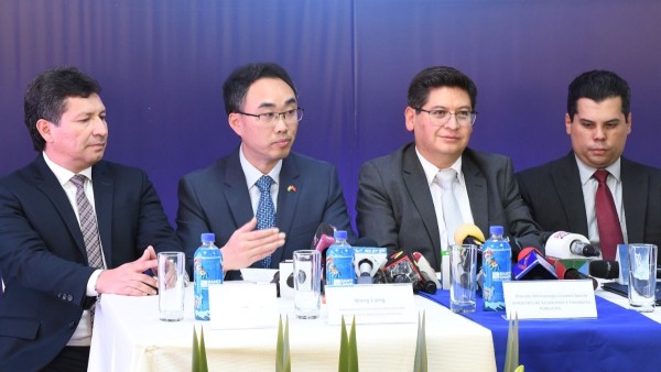 Al centro, el embajador de China en Bolivia, Wang Liang, y el ministro de Economía, Marcelo Montenegro. Foto: MEFP