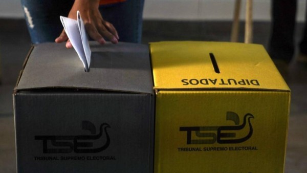 Ánforas de votación en El Salvador.