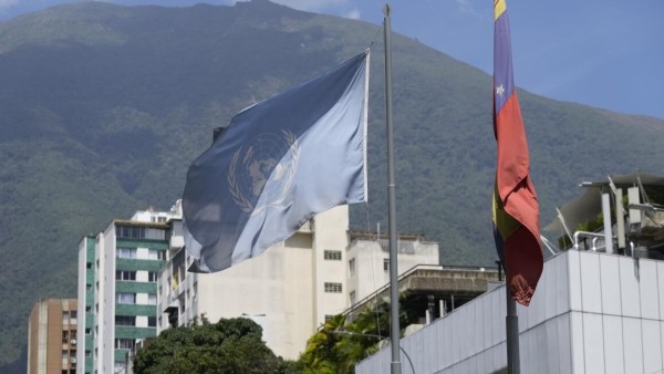 Banderas de la ONU y Venezuela.