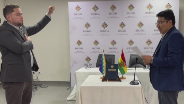 El ministro Molina posesiona a Hurtado. Foto: Captura video