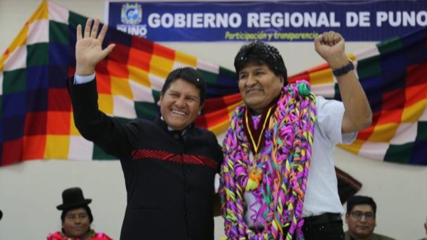 Exgobernador de Puno, Germán Alejo, junto a Evo Morales, en una actividad en noviembre del 2022. Foto: Internet