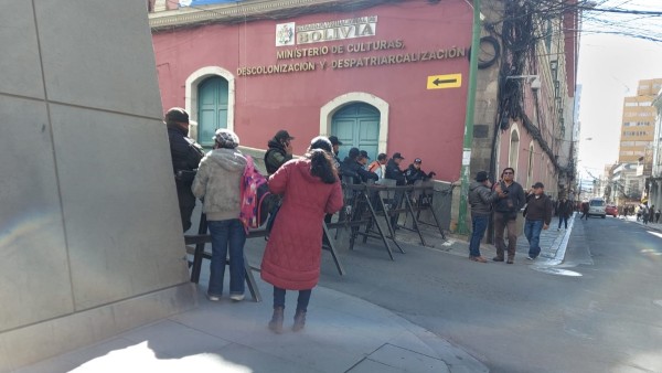 La policía realiza controles para el ingreso a plaza Murillo. Fotos: ANF