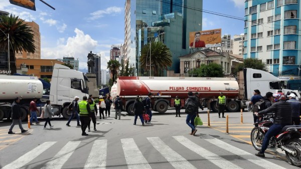 Las cisternas bloquean todo el Prado y la plaza del Estudiante en La Paz. Foto: ANF
