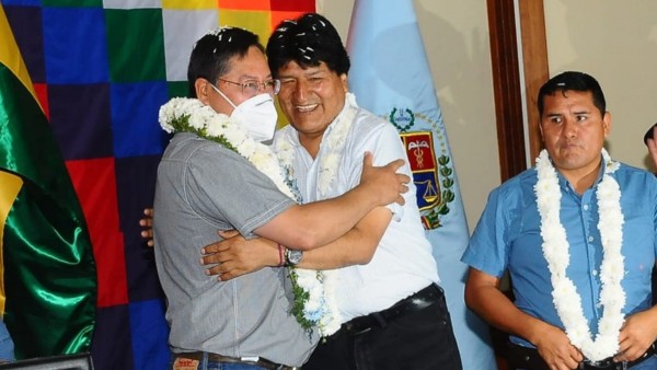 Luis Arce y Evo Morales se abrazan en un ampliado en Cochabamba. Foto: ABI