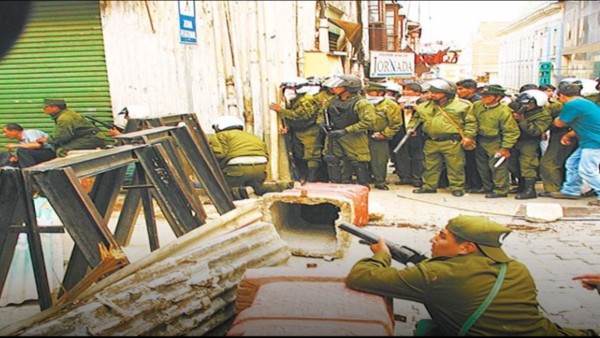 Policías y militares se enfrentaron en febrero de 2003. Foto: Internet