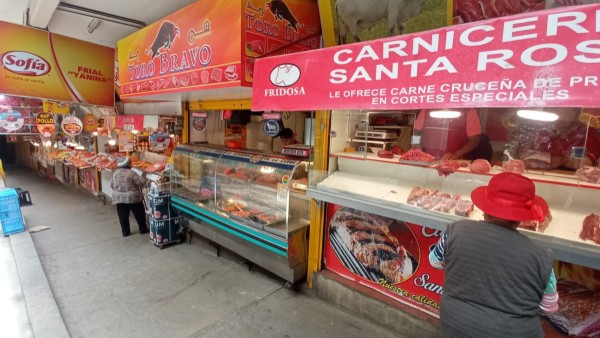 Puestos de venta de carne de res y de pollo en el mercado Lanza. Foto: ANF.
