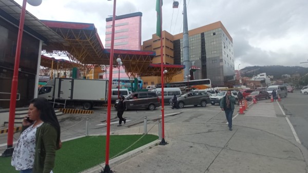 Vehículos hacen fila para cargar combustible en La Paz. Foto: ANF