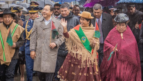 Desfile cívico militar en conmemoración a los 39 aniversario de El Alto