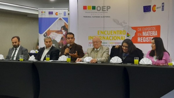 El presidente del TSE junto a otros vocales en un evento del organismo. Foto: ANF