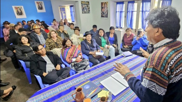 Evo Morales en reunión con los legisladores del ala radical. Foto: RRSS