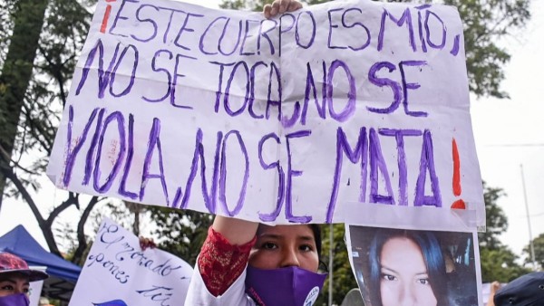 Familiares de víctimas de feminicidio en una protesta. Foto: Opinión