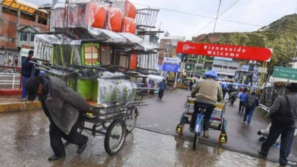 Imagen referencial de contrabando en la frontera entre Bolivia y Perú.  Foto: Internet