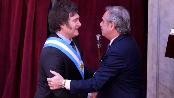 Javier Milei junto a Alberto Fernández en acto de traspaso de mando presidencial en Argentina.