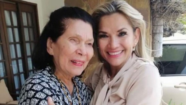 Jeanine Añez junto a su madre. Foto: Jeanine Añez