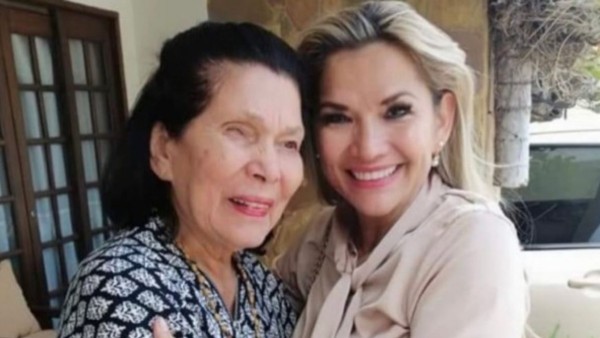 Jeanine Añez junto a su madre. Foto: Jeanine Añez