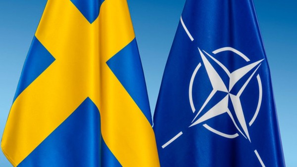 La bandera de Suecia junto a la de la OTAN.