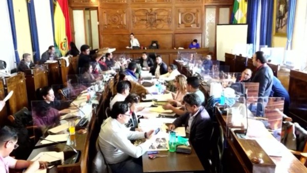 Los legisladores de la Comisión Mixta de Constitución revisan los documentos de los postulantes al TSJ. Foto: ANF