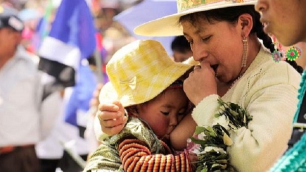 Mujer dando de lactar. Foto: Ministerio de Salud