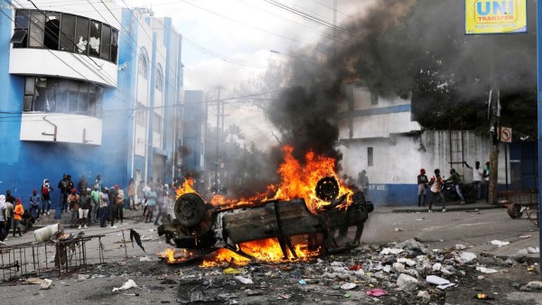 Un vehículo quemado en calles haitianas.  Foto: RTVE