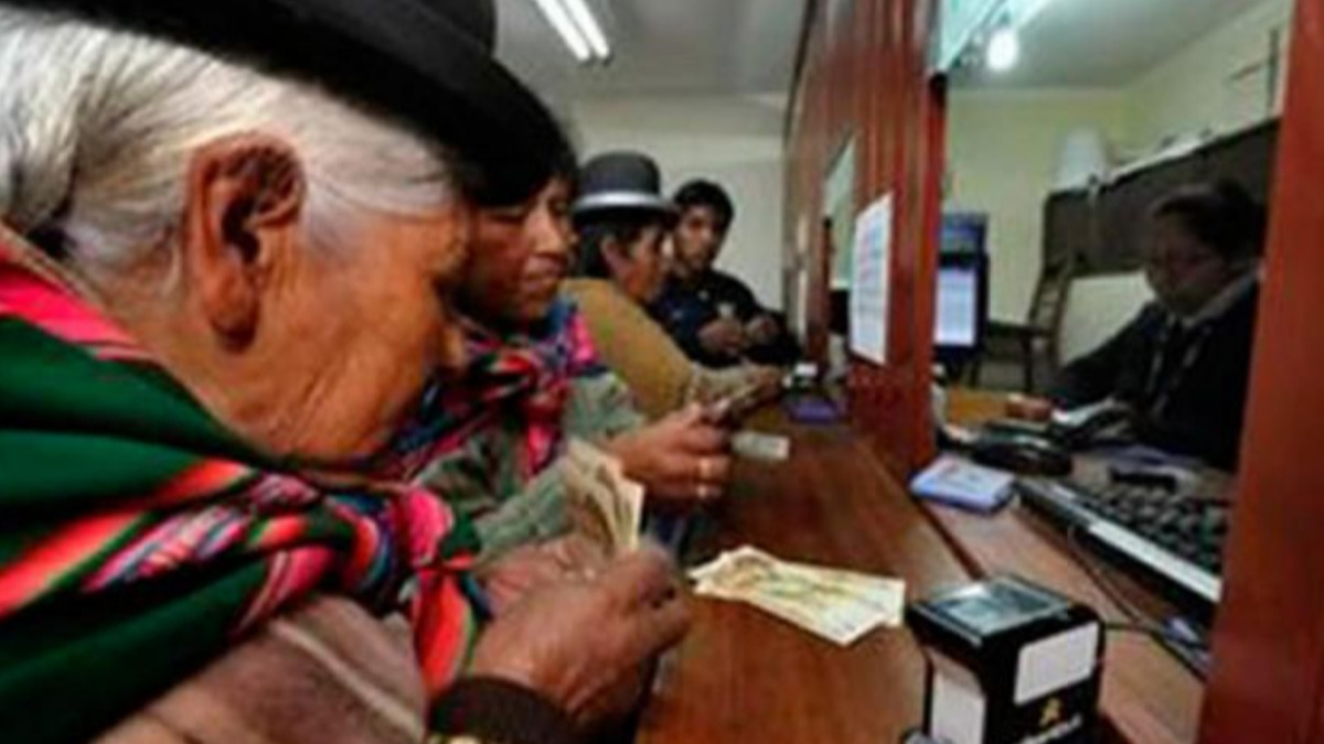 Adultos mayores cobrando su pensión de jubilación. Foto: El Potosí