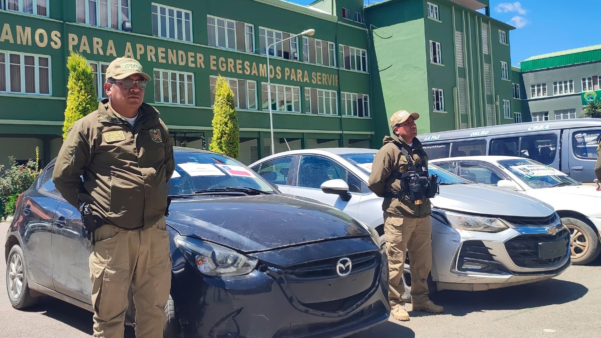 La Policía devolvió los vehículos recuperados. Foto: Policía Boliviana.
