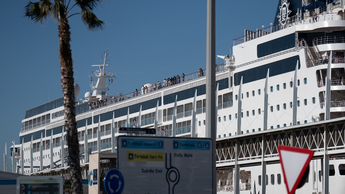 El crucero retenido en el puerto de Barcelona.  Foto: Europa Press