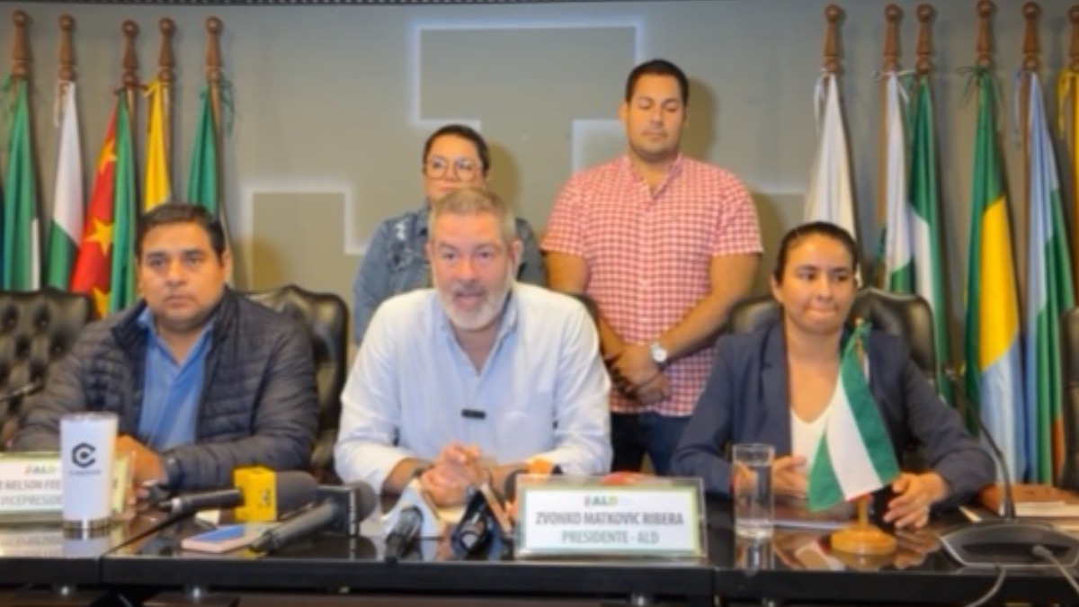 El presidente de la ALD de Santa Cruz, junto a sus colegas.