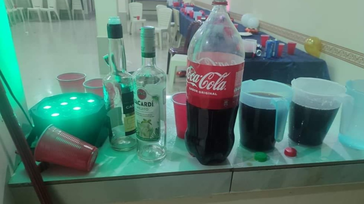 En el lugar se encontraron bebidas alcohólicas. Foto: Policía Boliviana